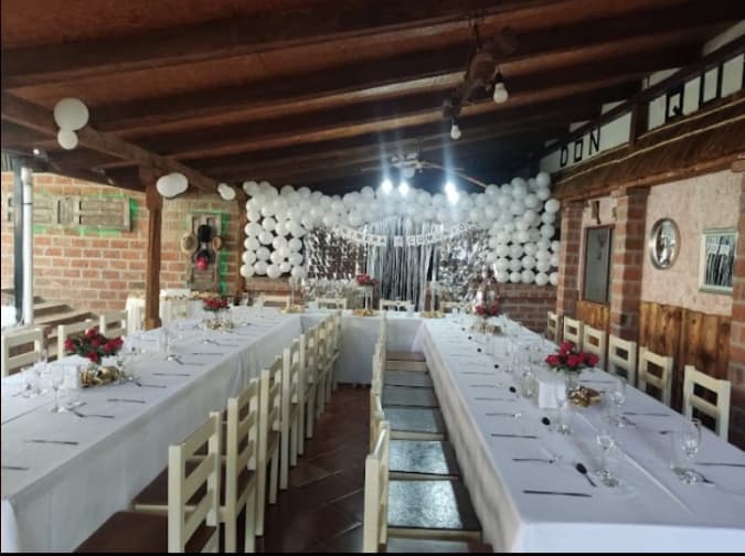 Salón de Don Quijote preparado para una celebración de grupo