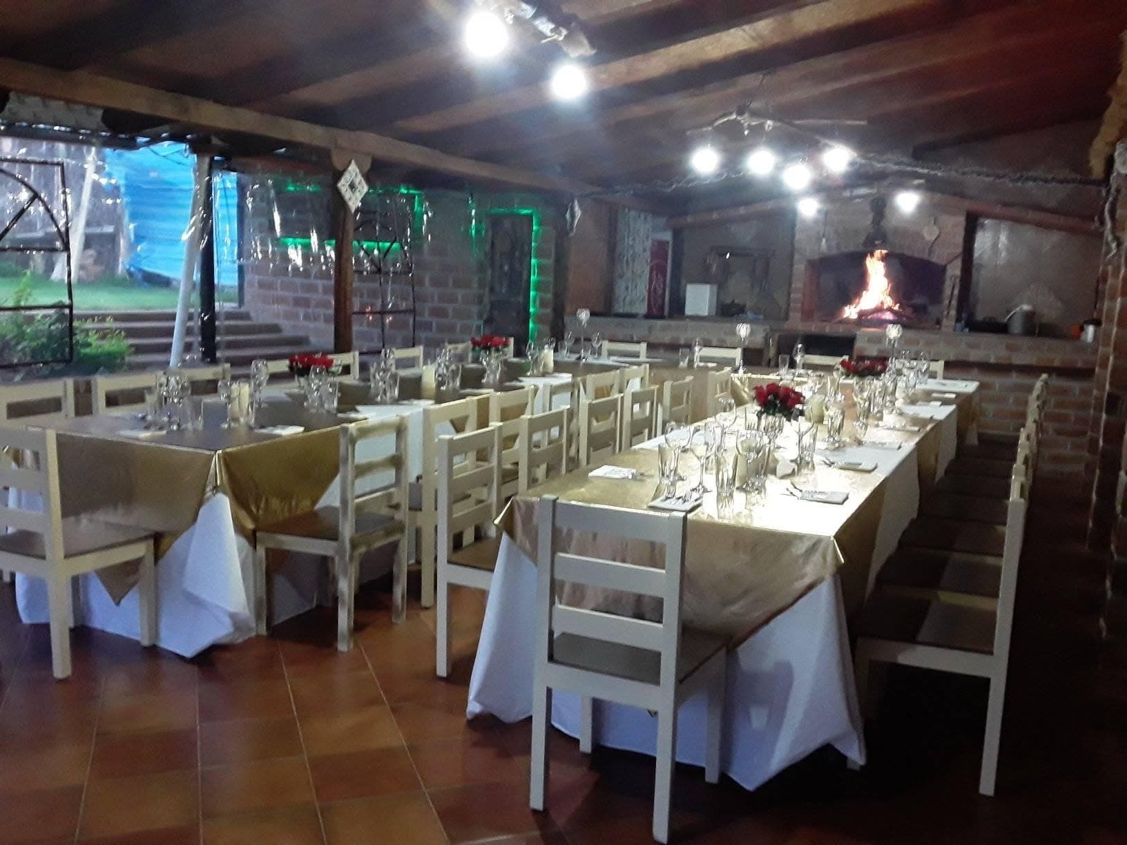 Salón preparado para una celebración en Don Quijote